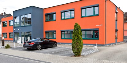 Coworking Spaces - Deutschland - Gebäude mit Parkplätzen - headrooms