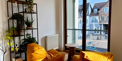 Coworking Spaces - Typ: Bürogemeinschaft - Köln, Bonn, Eifel ... - Büro 1 mit Sicht auf den Innehnhof. Setzt dich im bequemen Sitzsack für ein kurzes Gespräch mit einem Kollegen - dyonix Workspaces