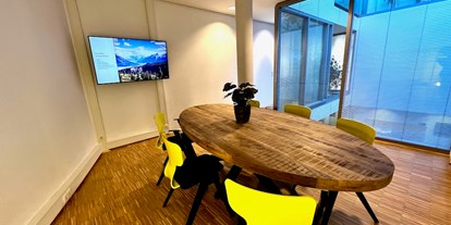 Coworking Spaces - Zugang 24/7 - Köln, Bonn, Eifel ... - Besprechungsraum mit Fernseher - dyonix Workspaces