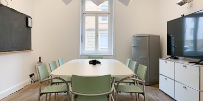 Coworking Spaces - Typ: Shared Office - Baden-Württemberg - Schallgedämmter Meetingraum mit 65"-Monitor, Barco Clickshare, Konferenz-Telefon - COWORKHEUSTEIG