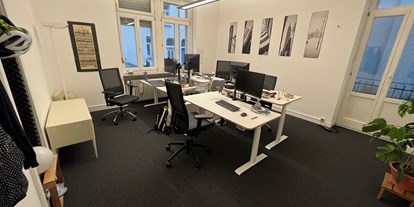 Coworking Spaces - Typ: Bürogemeinschaft - Darmstadt - Hauptraum mit vier Schreibtischen - HeinerHub