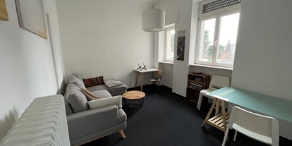 Coworking Spaces - Typ: Bürogemeinschaft - PLZ 64285 (Deutschland) - Meetingraum mit Couch, Tisch für Calls und Tisch /Stühle für Meetings  - HeinerHub