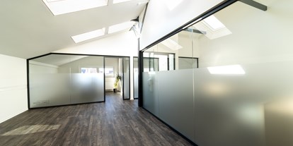 Coworking Spaces - feste Arbeitsplätze vorhanden - Wanderup - Unsere modernen Büroräume bestechen durch ihr offenes Erscheinungsbild. Die Glaselemente sorgen für eine besondere Arbeitsatmosphäre mit tollem Lichteinfall. - WERK.ZWEI