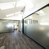 Coworking Space - Unsere modernen Büroräume bestechen durch ihr offenes Erscheinungsbild. Die Glaselemente sorgen für eine besondere Arbeitsatmosphäre mit tollem Lichteinfall. - WERK.ZWEI