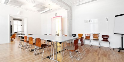Coworking Spaces - feste Arbeitsplätze vorhanden - Berlin - großer Konferenzraum für bis zu 30 Personen (ohne Corona Einschränkungen). - JuggleHub Coworking