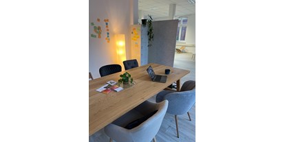 Coworking Spaces - Typ: Coworking Space - Niedersachsen - Großer Esstisch für Workshops, Besprechungen oder unser Community-Frühstück. - vitamin K4