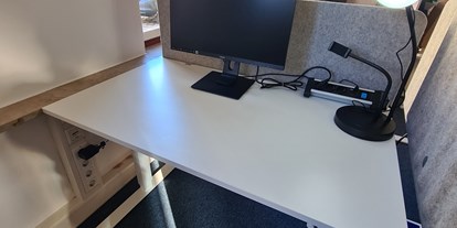 Coworking Spaces - Zugang 24/7 - Deutschland - Ausstattung Arbeitsplatz:
- Höhenverstellbarer Tisch
- 24" Monitor
- Schreibtischlampe - SPACS Coworking
