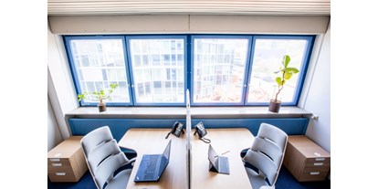 Coworking Spaces - Typ: Bürogemeinschaft - Baden-Württemberg - Hier sehen Sie eines unserer Drei Doppelbüros.
Es ist hell, geräumig und mit neuen, modernen Möbeln ausgestattet. Die Rollcontainer und Schränke sind individuell abschließbar. - OfficeSpace Bischoff365
