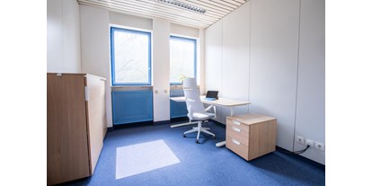 Coworking Spaces - Typ: Bürogemeinschaft - Leonberg (Böblingen) - Hier sehen Sie unser helles Einzelbüro.
Das Büro ist lichtdurchflutet und wie alle, mit neuen, modernen Möbeln ausgestattet.
 - OfficeSpace Bischoff365