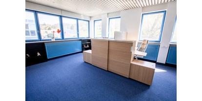 Coworking Spaces - Typ: Bürogemeinschaft - Baden-Württemberg - Hier sehen Sie das Eck-Doppelbüro, Mit besonders viel Licht gehört es zu unseren schönsten Büros. Es ist auch das geräumigste.

Es ist hell, geräumig und mit neuen, modernen Möbeln ausgestattet. Die Rollcontainer und Schränke sind individuell abschließbar. - OfficeSpace Bischoff365