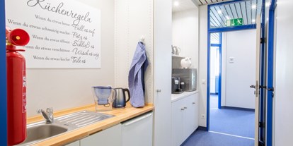 Coworking Spaces - Baden-Württemberg - Hier sehen Sie die kleine, feine Kaffeeküche ausgestattet mit dem nötigen Geschirr, einem Wasserfilter, einem Wasserkocher, einer Kaffeemaschine und einem kleinen Getränkekühlschrank. - OfficeSpace Bischoff365