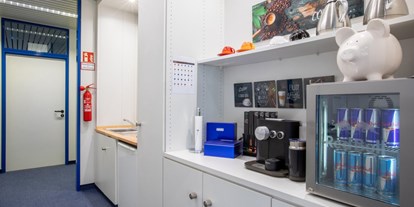Coworking Spaces - Typ: Bürogemeinschaft - Schwäbische Alb - Hier sehen Sie die kleine, feine Kaffeeküche ausgestattet mit dem nötigen Geschirr, einem Wasserfilter, einem Wasserkocher, einer Kaffeemaschine und einem kleinen Getränkekühlschrank. - OfficeSpace Bischoff365