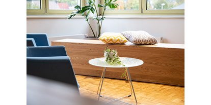 Coworking Spaces - Deutschland - Lounge und Bibliothek bieten weitere Rückzugsorte zum entspannen oder konzentrieren, je nachdem was Du gerade brauchst - Coworking Sulz