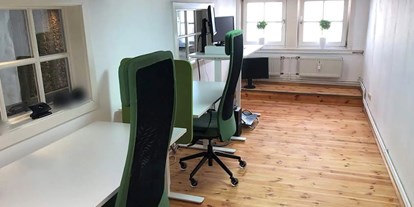 Coworking Spaces - feste Arbeitsplätze vorhanden - Osnabrück - Die vordersten zwei Schreibtische sind noch Verfügbar. - Speicherhaus | Coworking in Osnabrück