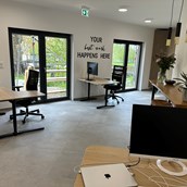 Coworking Space - Fix- und Flex-Desks im Working Space - Coworking Schmiechen: Dein Schreibtisch mit Blick ins Grüne