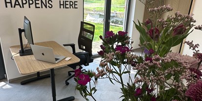 Coworking Spaces - Deutschland - Fix- und Flex-Desks im Working Space - Coworking Schmiechen: Dein Schreibtisch mit Blick ins Grüne