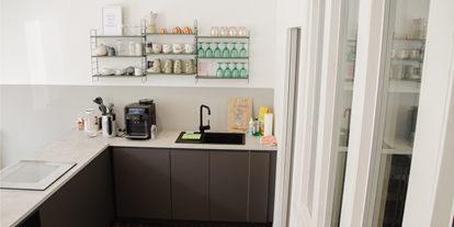 Coworking Spaces - feste Arbeitsplätze vorhanden - Brandenburg - Voll ausgestattete Küche mit Kaffee- und Wasserflatrate - DAS BÜRO Potsdam