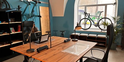 Coworking Spaces - 2 desks where you can change the table top hight - Casa-Nostra-CoWorking