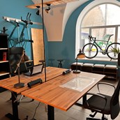 Coworking Space - 2 desks where you can change the table top hight - Casa-Nostra-CoWorking