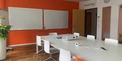 Coworking Spaces - Deutschland - Unsere hellen Meetingräume sind mit allem ausgestattet, was es zum konferieren braucht. Beamer oder TV, Whiteboards und Flipcharts, Getränkekühlschranke, und vieles mehr. - kuehlhaus AG Experience Space