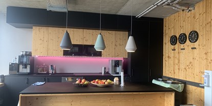 Coworking Spaces - Die besten Meetings finden in der Küche statt - unser Bistro ist groß, hell und bietet genug Fläche zum Austausch in der großen Runde bei gutem Kaffee und frischem Obst. - kuehlhaus AG Experience Space