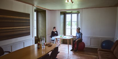 Coworking Spaces - kleiner Besprechungsraum und zum Entspannen
 - coworkINS