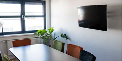 Coworking Spaces - Typ: Shared Office - Unser Besprechungszimmer inkl. Bildschirm für Präsentationen und Videotelefonie sowie einem  Whiteboard bietet Platz für 8 Personen.  - Happy House Wien