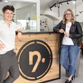 Coworking Space - Die Gründerinnen Bibi Moser und Karin Steiner im Eingangsbereich der 90 Quadratmeter - Die 90 Quadratmeter