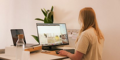 Coworking Spaces - München - Jeder Schreibtisch ist höhenverstellbar und mit einem Monitor, einer Tastatur, Maus und einem HDMI Kabel ausgestattet. - Heimatoffice 26