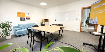 Coworking Spaces - Typ: Bürogemeinschaft - Niederösterreich - Unser Besprechungsraum »GESTALTUNG« hat neben Whiteboard, Screen und Flipchart zusätzlich eine gemütliche Couch. Diese eignet sich hervorragend, um auch einmal die Perspektive zu wechseln. - gofarbeyond – CoWorking & Besprechungsräume