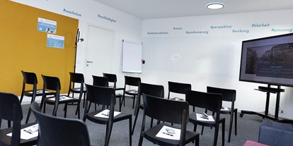 Coworking Spaces - Typ: Bürogemeinschaft - Niederösterreich - Unser größter Besprechungsraum »KREATIVITÄT« kann auch mit Kinobestuhlung für Seminare und Workshops gebucht werden.  - gofarbeyond – CoWorking & Besprechungsräume
