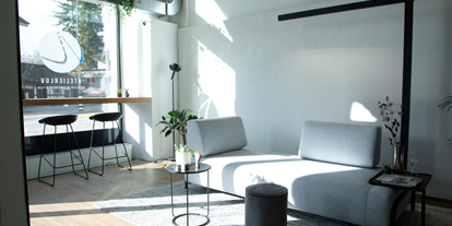 Coworking Spaces - Typ: Shared Office - Bern - Eingangsbereich, Sofa und Theke - Atelierluv