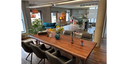 Coworking Spaces - Typ: Shared Office - Meetingraum mit Büro #1 im Hintergrund - Circle4XR Co-Working Bad Aibling