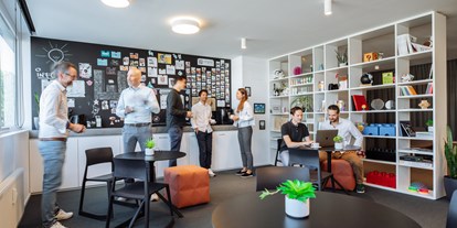 Coworking Spaces - feste Arbeitsplätze vorhanden - Wels (Wels) - WORKSPACE Wels: Kaffeeküche / Lobby - WORKSPACE Wels