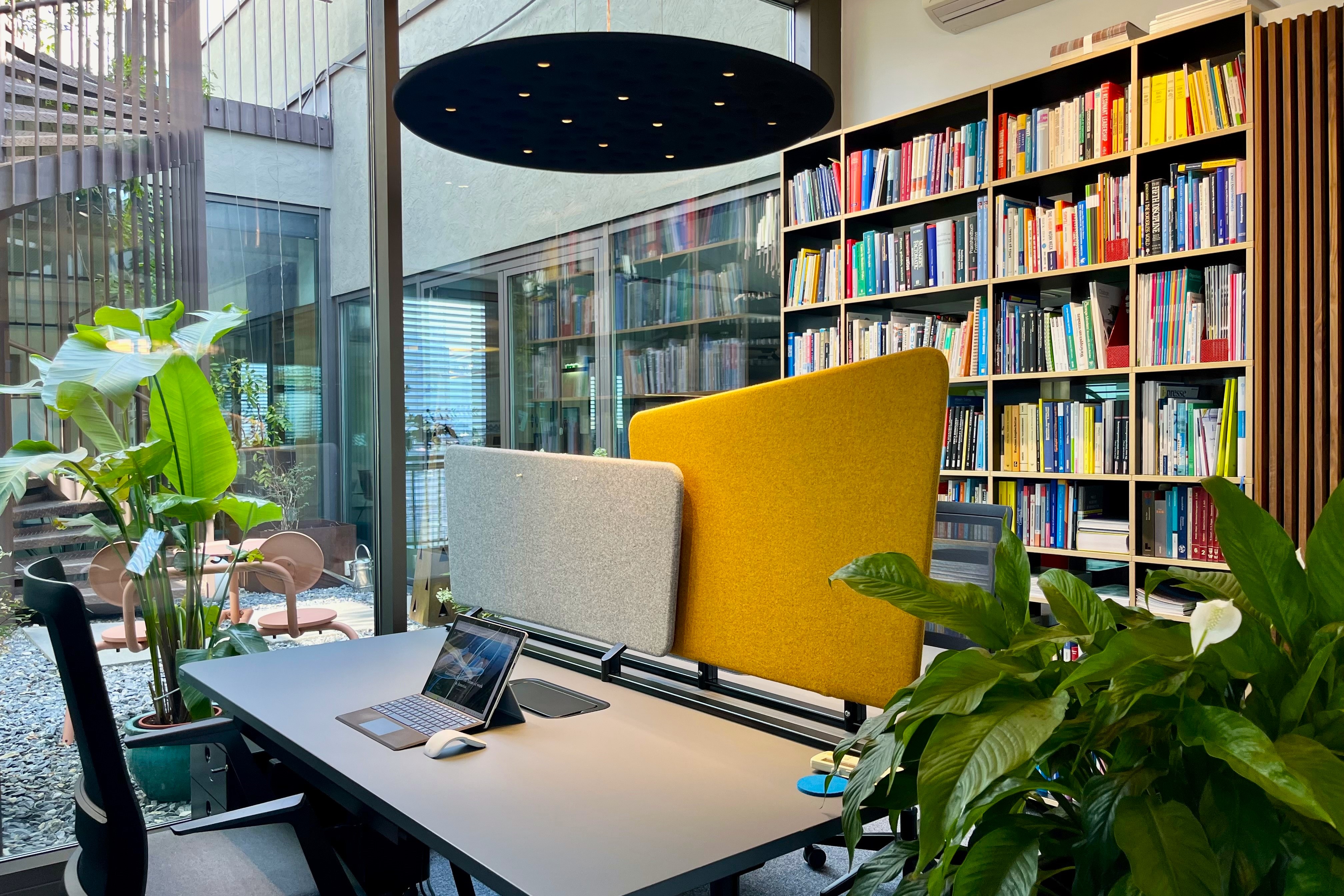 Coworking Space - Fix Desk mit Rollcontainer und Platz für dein eigenes Equipment.  - bluebird.space