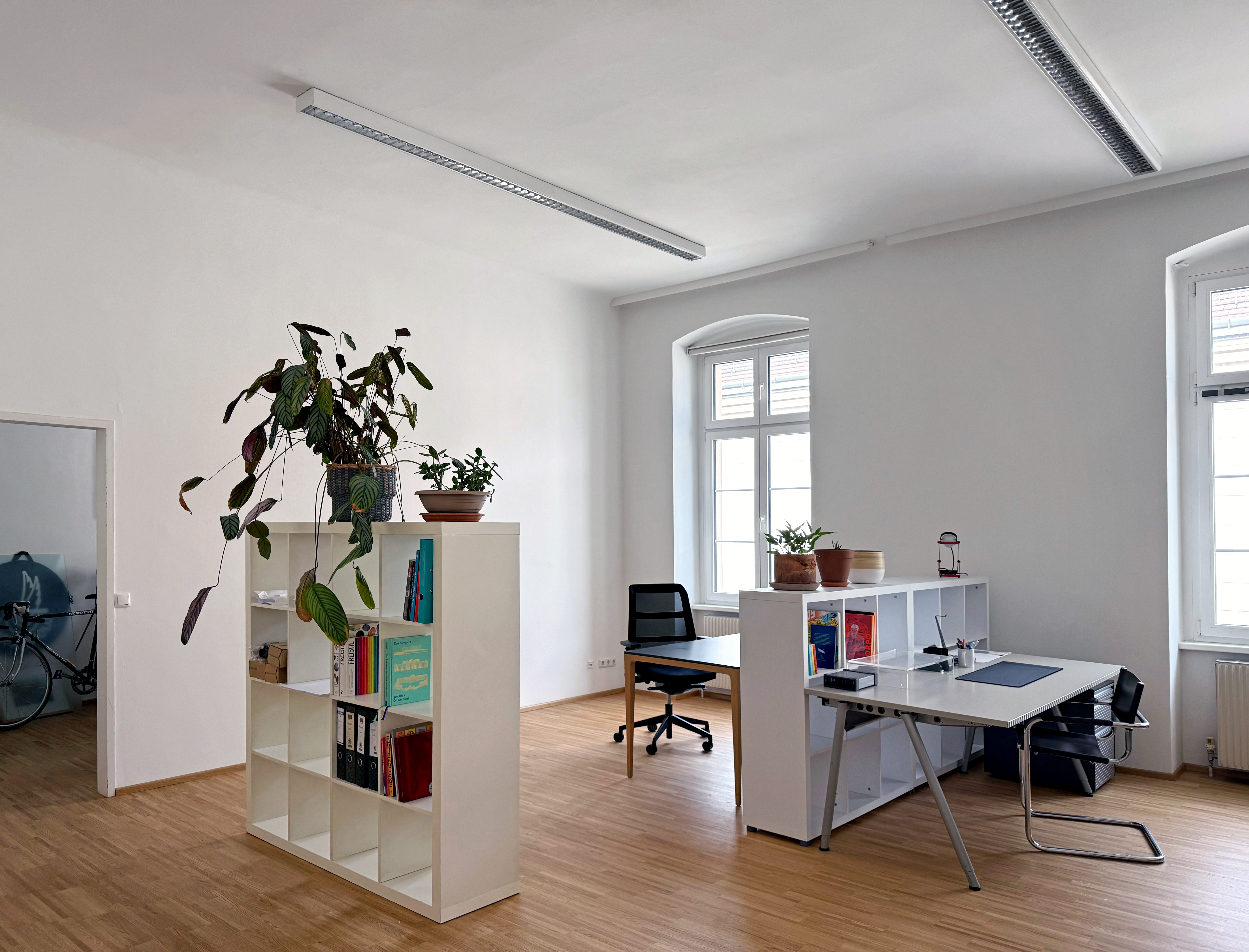 Coworking Space - Büroraum 2, Platz für zwei Personen, hier ist ein Platz frei. - Bürogemeinschaft Fabrikstraße