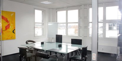 Coworking Spaces - feste Arbeitsplätze vorhanden - Wiesbaden - Unser Konferenz- und Besprechungsraum ist repräsentativ und professionell eingerichtet und bietet die passende Umgebung für Termine mit einem oder mehreren Mandanten. - Coworking für Rechtsanwälte