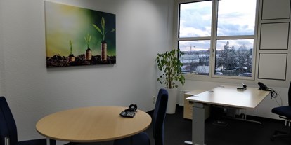 Coworking Spaces - feste Arbeitsplätze vorhanden - PLZ 65203 (Deutschland) - Das größere unserer beiden Co-Working Büros kann zum Arbeiten allein oder zu zweit oder auch für Mandantentermine genutzt werden.  - Coworking für Rechtsanwälte