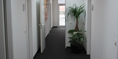 Coworking Spaces - feste Arbeitsplätze vorhanden - Wiesbaden - Zugangsbereich zu den einzelnen Büros und dem Konferenzraum - Coworking für Rechtsanwälte