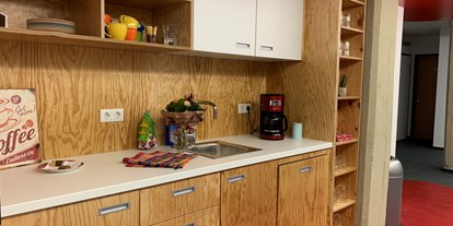 Coworking Spaces - Arnsberg - Wenn du zwischendurch gemütlich einen Kaffee trinken möchtest, bedien´ dich einfach bei uns in der Küche. - Coworking Kaiserhaus