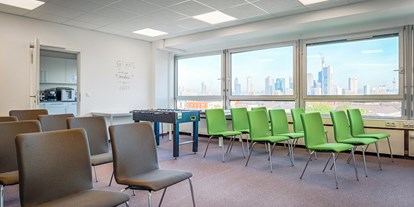 Coworking Spaces - Typ: Bürogemeinschaft - Hessen Süd - Meetingraum Skyline View - SleevesUp! Frankfurt Southside 
