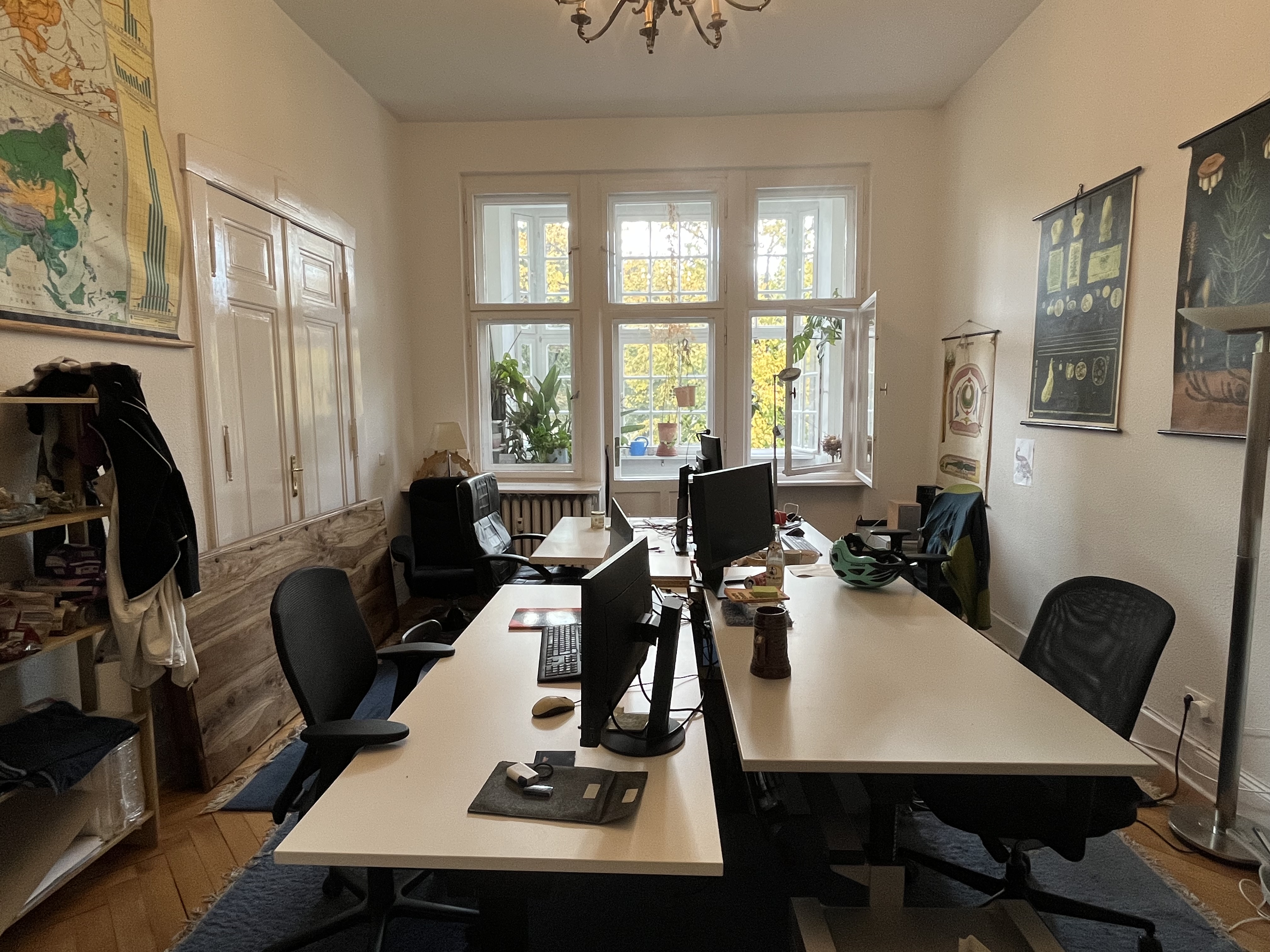 Coworking Space - Raum 3 von 5 - hier sind zwei Arbeitsplätze frei an einem der beiden Tische links. - Hauptstraßebüro 37