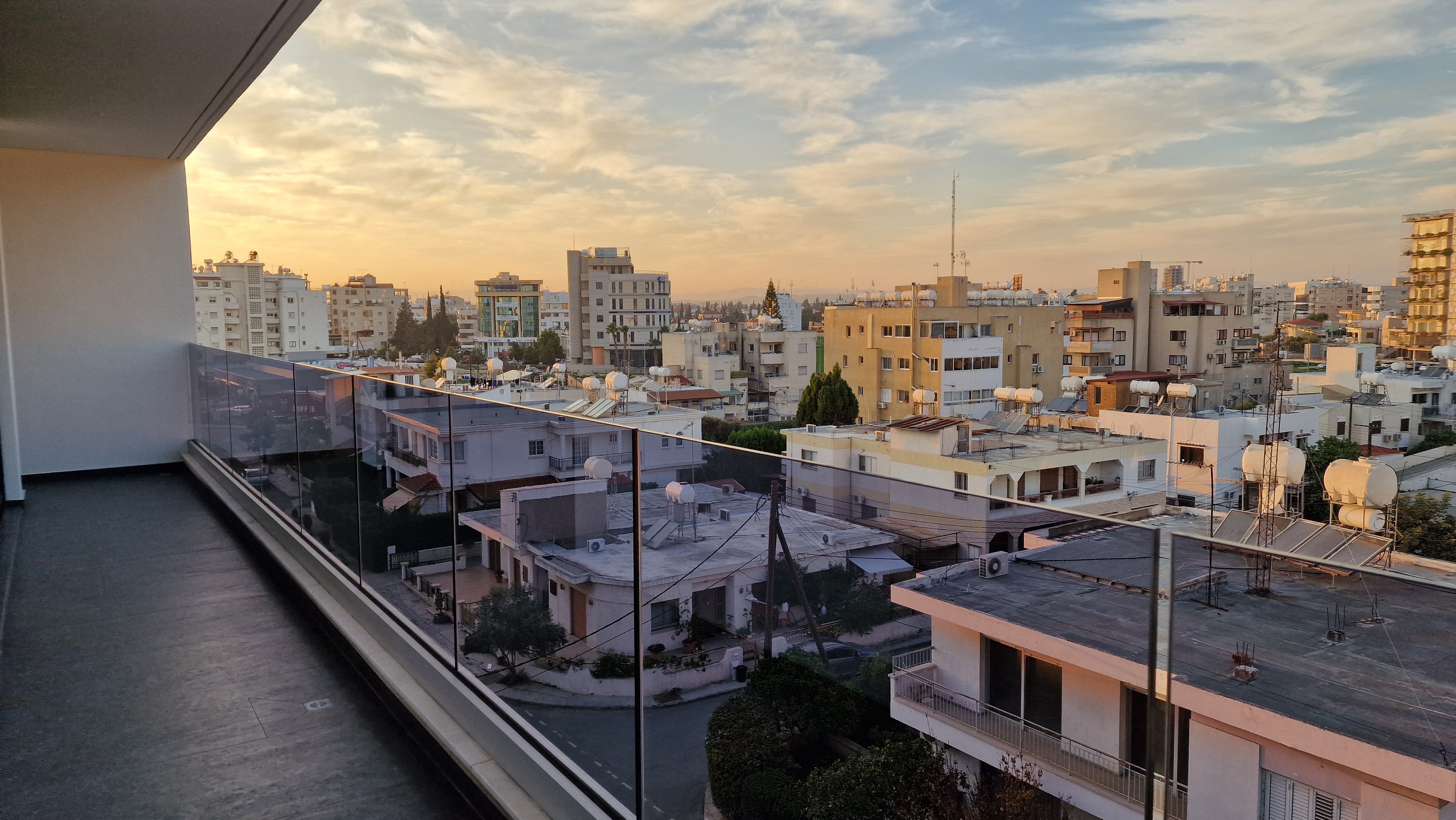 Coworking Space - Blick über das Business District von Larnaca von unserem Workation.Hub-Balkon - Cyprus Workation.Hub