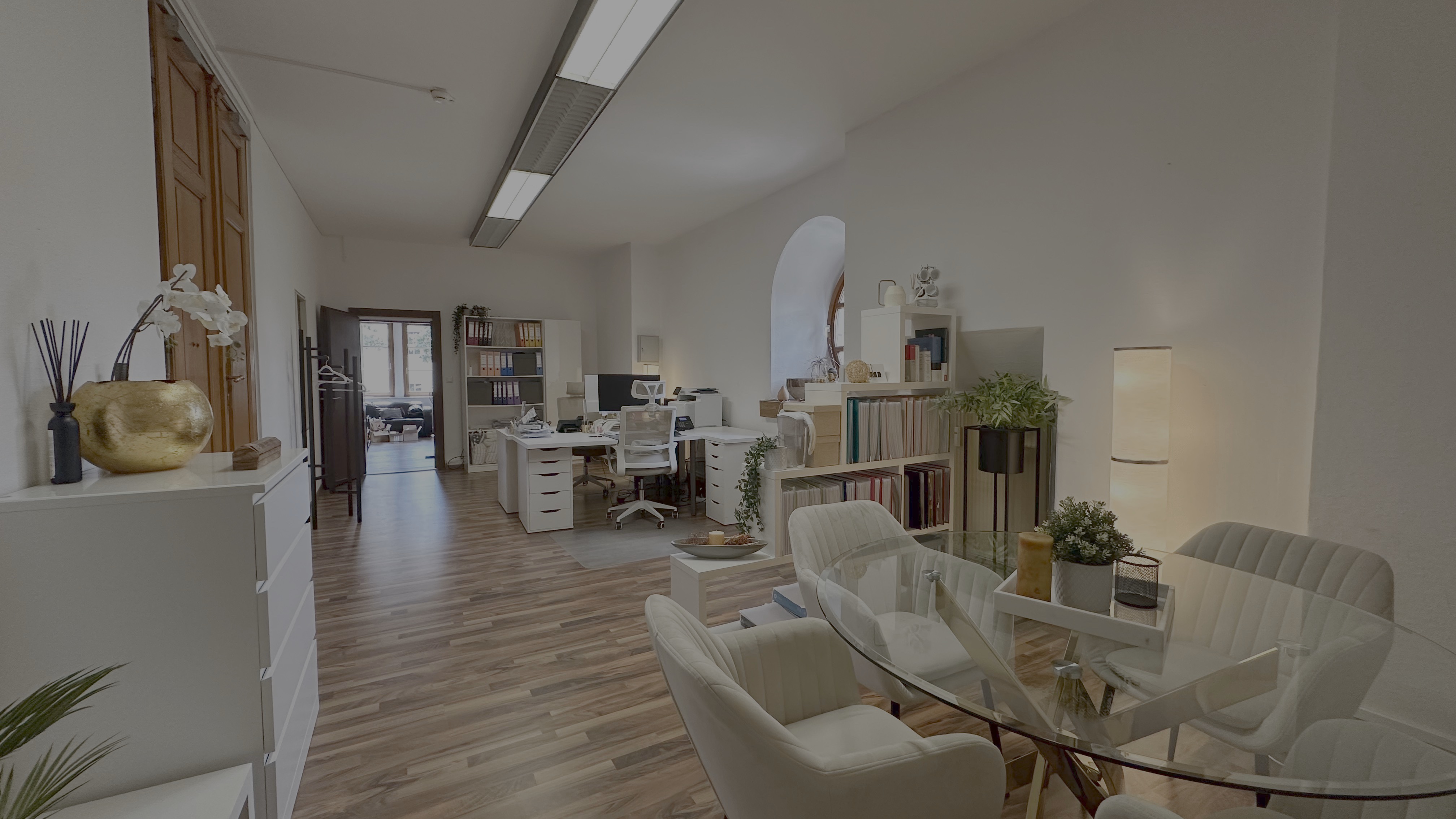 Coworking Space - Space mit 2 Arbeitsplätzen und Besprechungsecke. Einrichtung kann derzeit variieren. - Logenhaus Fürth