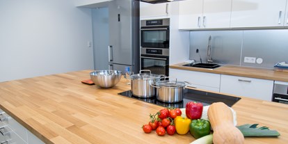Coworking Spaces - feste Arbeitsplätze vorhanden - PLZ 7350 (Österreich) - Die Küche im Teamspace bietet absolute Vollausstattung an Küchenzubehöre und Geräten - Sonnenland Teamspace