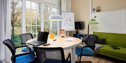 Coworking Spaces - Schleswig-Holstein - cobaas - Besprechungs-/Teamraum mit rundem Tisch, Sofa, Sessel, Flipchart, Küchenzeile, Bad mit Dusche - cobaas
