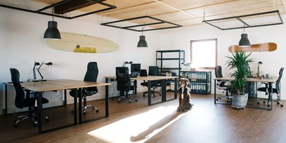 Coworking Spaces - Typ: Bürogemeinschaft - Region Chiemsee - Hermann und sein Arbeitsplatz - Chiemgau Collective