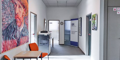 Coworking Spaces - Typ: Shared Office - Ruhrgebiet - Der Coworking Space liegt im Bürogebäude eines metallverarbeitenden Betriebes. Hier sind verschiedene Dienstleister zu Hause. Die Arbeitsplätze befinden sich in einer ca. 130 qm großen Einheit mit mehreren Räumen. - Coworking-Gräfrath