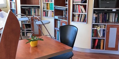 Coworking Spaces - Typ: Shared Office - Niederndorf (Niederndorf) - Lese-Ecke mit Stehplätzen und Drucker/Scanner - Brainwave 2.0