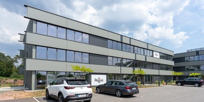 Coworking Spaces - feste Arbeitsplätze vorhanden - Pfalz - Außenansicht des Gebäudes inkl. Parkmöglichkeiten - Regus KL